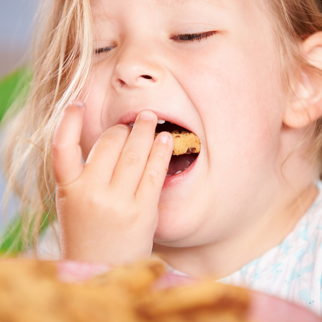 A palavra peso, segundo o dicionário, é tudo que faz pressão, incomoda, oprime, cansa, causa ônus e encargo. Quando estamos tristes costumamos nos referir a este sentimento como “peso”. Comer é uma necessidade fisiológica para nutrir o corpo e garantir o bom funcionamento cognitivo da criança, mas, comer compulsivamente tem a função psicológica de anestesiar as emoções desagradáveis e dar prazer. ⠀ A obesidade como um sintoma psíquico é um peso na vida da criança ou fruto de desordens emocionais e afetivas. Mas também é preciso separar a “criança obesa” da “criança gorda”, não podemos generalizar. ⠀ A criança é considerada obesa quando seu peso ultrapassa em 15% o peso médio correspondente para sua idade, acarretando pressão alta, diabetes, dificuldade respiratória, distúrbios do sono, colesterol alto entre outros. ⠀ Esse é um dos assuntos mais debatidos na atualidade e já é considerado um problema de saúde pública e seu tratamento não é tão simples. É preciso olhar para a individualidade da realidade vivida pela criança saindo daquela atitude mais genérica e superficial. O comer compulsivo pode ser uma forma de buscar coisas que lhe faltam, como amor e aprovação, por exemplo. Pensar no sobrepeso como uma mensagem que o corpo e o cérebro estão enviando, nos permite compreender o fenômeno da obesidade para direcionar todo apoio psicológico necessário à criança. O peso não é somente uma carga carregada, mas um sinal que suas emoções estão emitindo. ⠀ Situações de medo, ansiedade podem desencadear um desequilíbrio alimentar. Mediante uma investigação psicológica, é possível explorar os gatilhos disparadores da compulsão alimentar, auxiliando o paciente e sua família para o apoio emocional adequado, pensando novas alternativas para o enfrentamento de emoções e afetos dolorosos subjacentes ao comer compulsivamente. ⠀