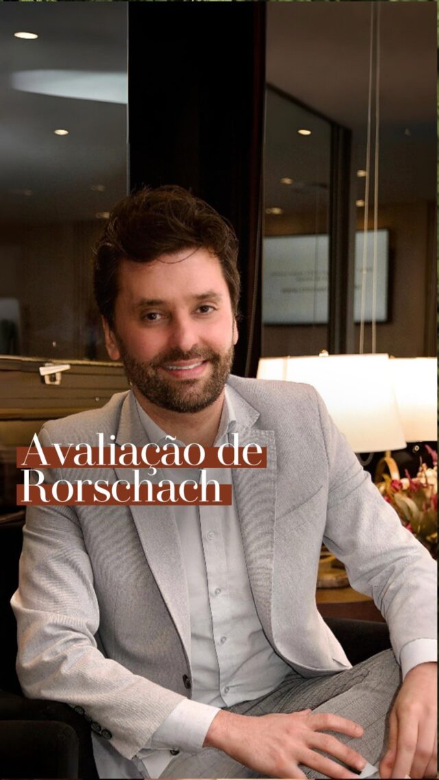 Você já ouviu falar no Teste de Rorschach?

Ele é uma ferramenta importante no processo de avaliação psicológica, especialmente útil na investigação de traços de personalidade e quadros psicopatológicos.

Convidamos o psicólogo Luciano, que integra a equipe da nossa clínica, para explicar em detalhes como esse teste funciona e em quais contextos ele pode ser aplicado.

Confira!
